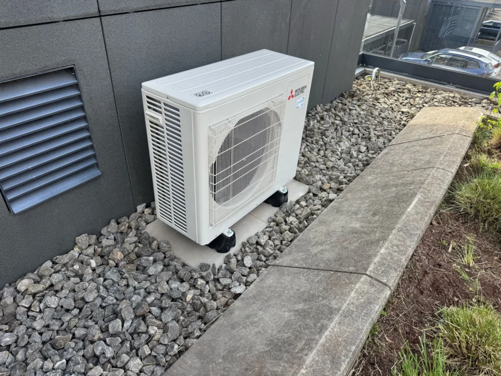 Ausseneinheit auf Kiesbett montiert – Augenarztpraxis Unterägeri, SZ